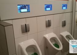 Werbedisplays in der Herrentoilette